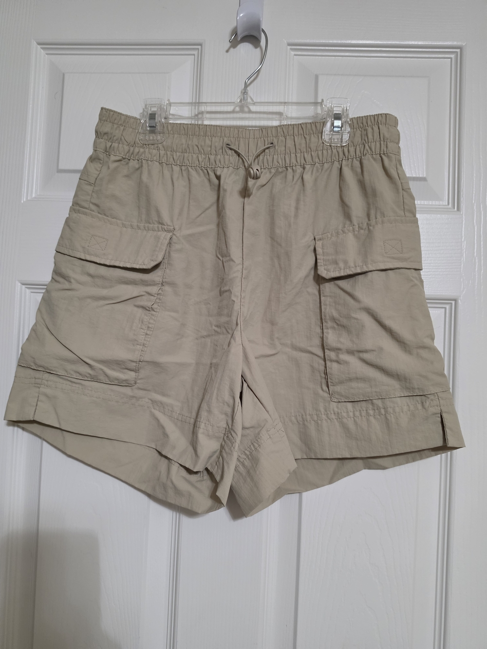 Woman's Lightweight Cargo Shorts in Khaki